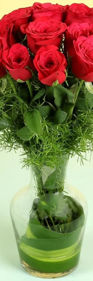 25 Red Roses in Glass Vase